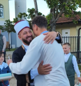 Fisnik Asllani gjest i madh në Sharban, gëzon fëmijët me dhurata pas Kurban Bajramit