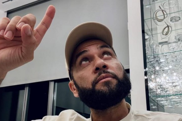 “Në burg, Jezu Krishti më bëri të lirë”; Dani Alves rikthehet në stadium dhe flet si predikues ungjillor
