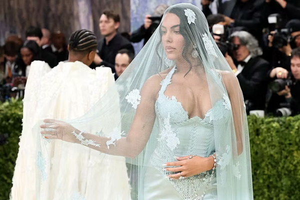 Nga besimi te mesazhi për CR7; Georgina ndez skenën me “look” të frymëzuar nga “Zoja e Fatimës” (fotot)