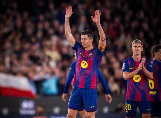 Robert Lewandowski përshëndetet me lot nga tifozët e Barcelonës