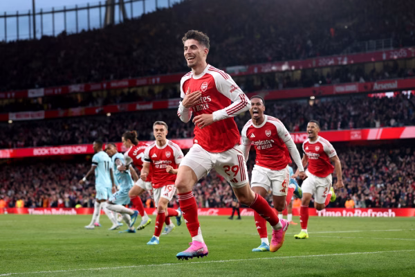 Arsenali fiton me mund ndaj Burnleyt, i afrohet titullit kampion