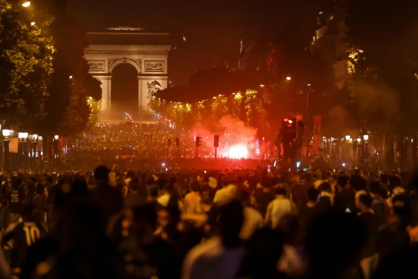 Qindra të arrestuar në Francë pas festimeve të çmendura të Ligës së Kampionëve