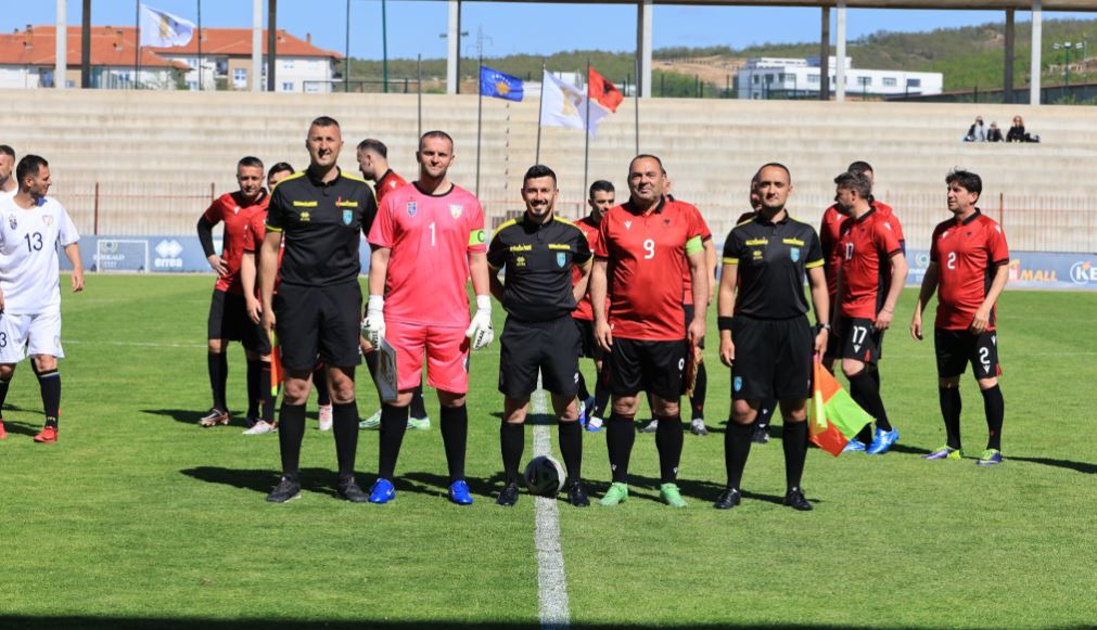 Veteranët, vëllazërore speciale për 10-vjetorin e pranimit të Kosovës në UEFA dhe FIFA