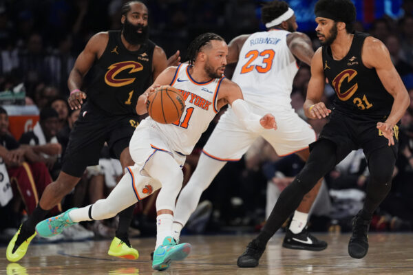 Knicks bëjnë rikthim epik ndaj Cavaliers, fitojnë pas vazhdimeve në ndeshjen e pare