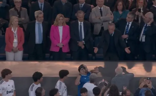 Stuhi në Bernabeu, pankarta kundër Florentino Perez, presidenti debaton me tifozët