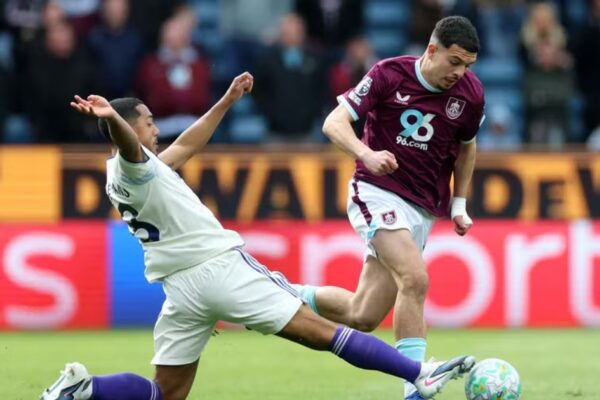 Broja sheh nga stoli, Burnley i prish punë Aston Villa-s. Mesditë barazimesh në Premier League (video)