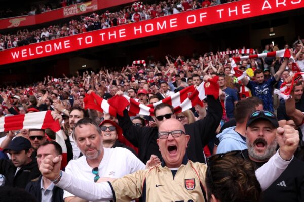 Arsenal fiton pastër në derbin londinez dhe kalon presionin te Man. City (video)