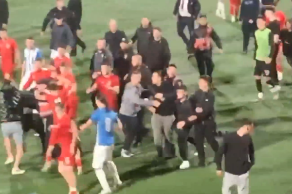 Skena të shëmtuara dhune në derbin Partizani–Tirana U-18, finalja mbyllet me përleshje