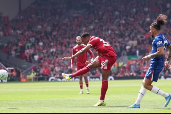Kryesfida e javës së 36-të në “Anfield” mbyllet në paqe. Chelsea merr pikën e parë pas 6 humbjesh rresht (video)