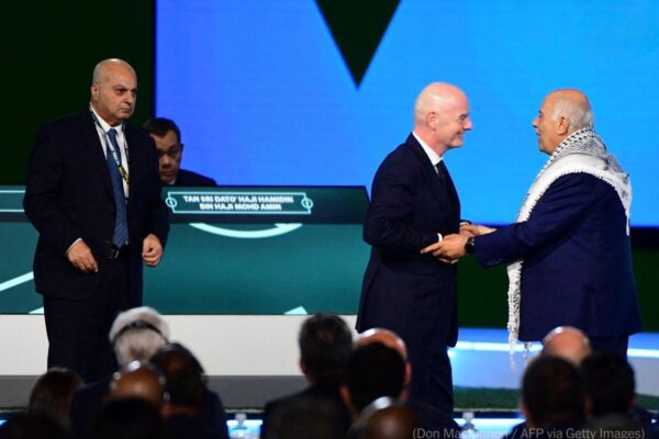 Infantino kërkon një kandidaturë të tretë, numri një i FIFA-s dështon të bëjë bashkë presidentin e federatës Palestineze dhe atë të Izraelit