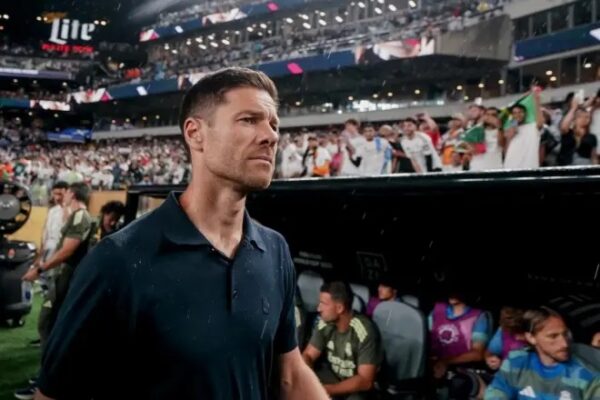 Nëse Xabi Alonso do të jetë trajneri i ri i Chelsea-t, lojtari që shkëlqeu me të te Real Madrid do të jetë përforcimi i parë