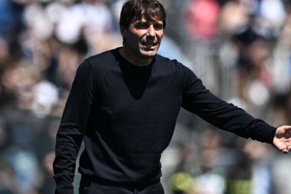 Antonio Conte lë të hapur largimin nga Napoli në fund të sezonit