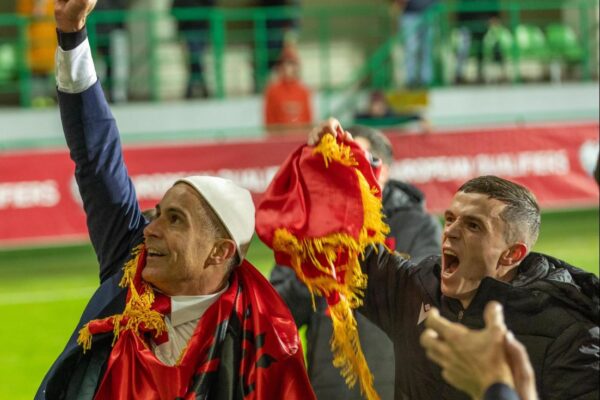 I dhuroi fanellën kuqezi, Asani përshëndet Sylvinho-n: Falënderues për gjithë jetën!