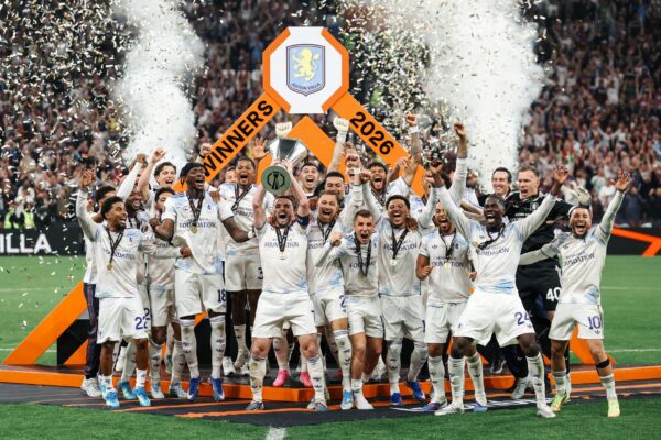 Aston Villa triumfon në Europa League, Emery bën “pesë”