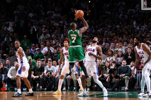 Embiid frymëzon 76ers drejt një rikthimi historik kundër Celtics
