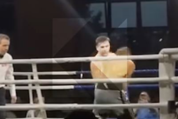 Fitore në rundin e parë – Boksieri shqiptar, Leonid Berisha nokauton serbin, Filip Dostaniq (Video)