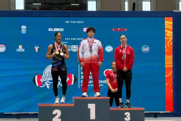 Peshëngritje/ Enkileda Carja i dhuron dy medalje të çmuara Shqipërisë