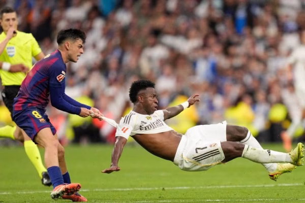 Barcelona – Real Madrid, derbi i mbrëmjes