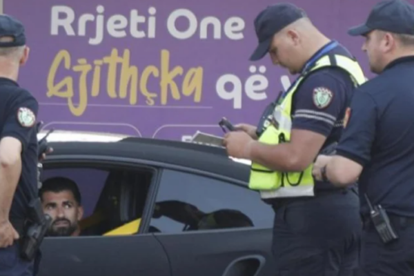 Shpejtësi e lartë në qendër banimi, policia gjobit Elseid Hysaj, ishte në shoqërinë e Taulant Seferit (Video)