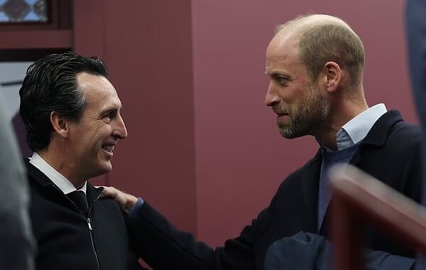 Princi William fjalim inkurajues me trajnerin e Aston Villa-s përpara gjysmëfinales me Nottingham Forest