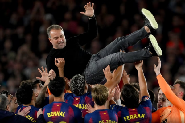 Barcelona “blindon” Flick, trajneri rinovon kontratën deri në vitin 2028