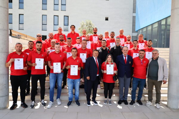 Kursi i drejtorit sportiv/ Ish-lojtarë të njohur mes 31 të diplomuarve, Takaj i ftuar special