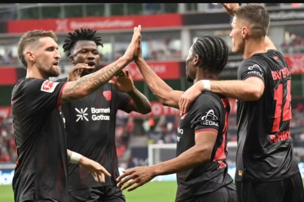 Leverkusen fiton ndaj rivalit direkt dhe futet në garë për biletën e fundit për Champions League (video)