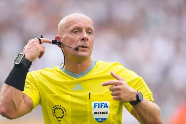 Botërori 2026/ FIFA u jep më shumë fuqi arbitrave, masa më të ashpra për mbajtjet në zonë