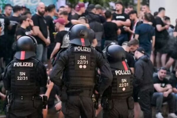 Përleshje mes tifozëve në Gjermani para finales së Conference League, dy policë të plagosur