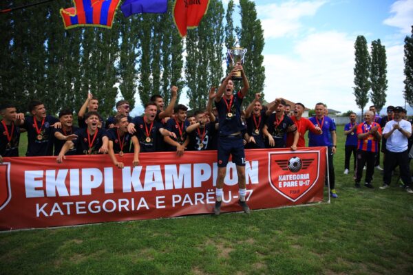 Kampionatet e moshave/ Shkodra dhe Dinamo festojnë me trofetë, ngjiten në Abissnet Superiore