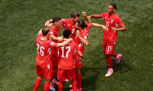 Xhaka me shokë nuk tregojnë mëshirë ndaj Bosnjës