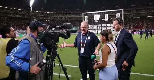Marcelo Bielsa shpërthen ndaj gazetarit pas eliminimit të Uruguait: “Vazhdo me punë që tani!”