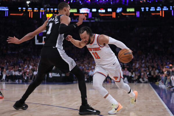 New York Knicks realizojnë një përmbysje historike ndaj San Antonio Spurs duke kaluar në epërsi 3–1 në seri