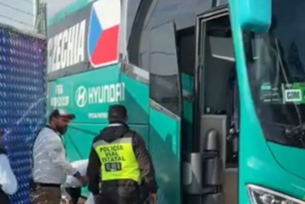 Kaos para ndeshjes në Botëror, autobusi i Çekisë bllokon trafikun në Meksikë