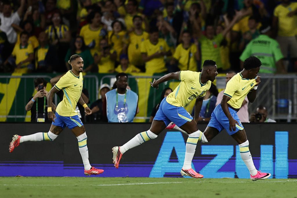 Vinicius celebra un tanto con Brasil.