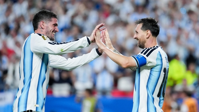 Foto IPP/Alexandra Fechete/Sport Press Photo via ZUMA Press Kansas City 17/06/2026 Calcio Campionati Mondiali Coppa del Mondo Mondiale Argentina-Algeria 3-1 nella foto Rodrigo De Paul esulta con Lionel Leo Messi - WARNING AVAILABLE ONLY FOR ITALIAN MARKET - Italy Photo Press -