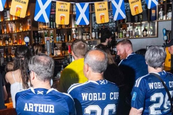 Tifozët anglezë e skocezë “sfidë birre” në Boston, lokalet mbyllen 4 orë më herët pasi s’ka më fuçi me birra
