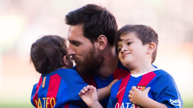 BARCELONA, SPAIN - MAY 06: Lionel Messi of FC Barcelona poses with his sons Mateo Messi (L) and Thiago Messi (R) before the La Liga match between FC Barcelona and Villarreal CF at Camp Nou stadium on May 6, 2017 in Barcelona, Spain. (Photo by Alex Caparros/Getty Images)