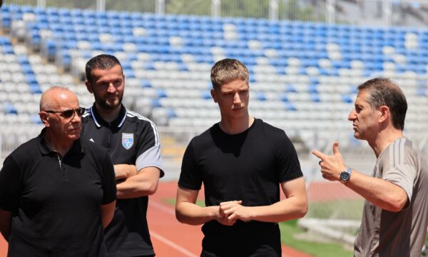 Ylli i ri i Bayernit, Erblin Osmani e viziton kombëtaren e Kosovës, pritet nga kreu i FFK-së dhe Franco Foda