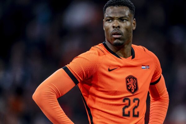 Real Madridi vonon zyrtarizimin e transferimit të Denzel Dumfries