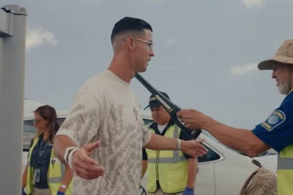 CR7 “çekohet” me detektor metalesh në Botëror, shpërthen në të qeshura gjatë kontrollit të sigurisë (video)
