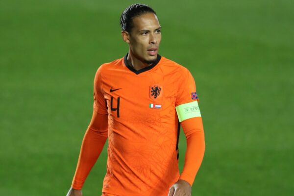 Van Dijk kritikon rregullin e ri të FIFA-s: Ndërprerjet për hidratim po dëmtojnë ritmin e lojës