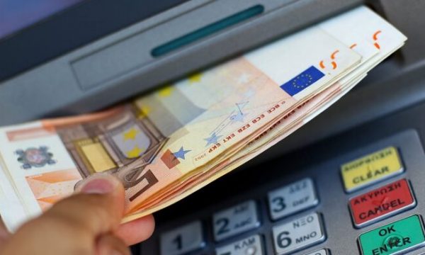 Bankat në Kosovë e rrisin në 5 euro tarifën për pagesa brenda bankës