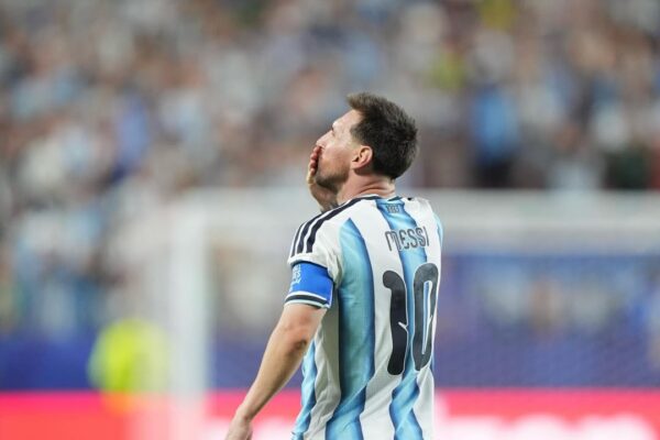 Tregolëshi i parë në Kupën e Botës, barazimi i rekordit të Klose-s dhe shumë statistika të tjera, Messi kundër Algjerisë bëri historinë