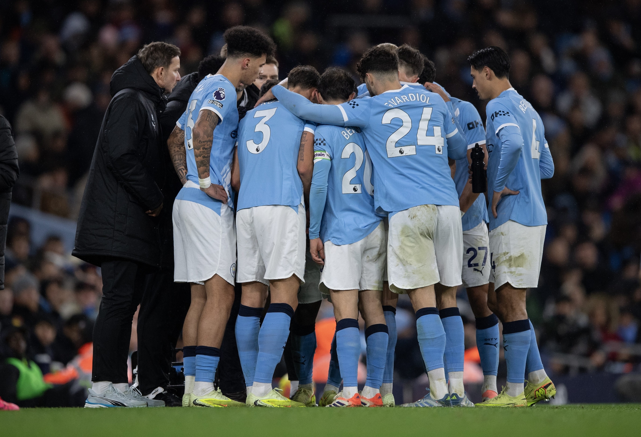 Il momento in cui il Manchester City si riunì attorno a Guardiola durante l’infortunio di Donnarumma.