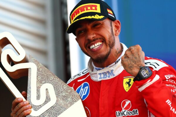Hamilton feston fitoren e parë me Ferrarin, Wolff e shpall favorit për titullin