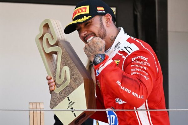Lewis  Hamilton triumfon për herë të parë me Ferrarin në Barcelonë duke i dhënë pritjen dyvjeçare