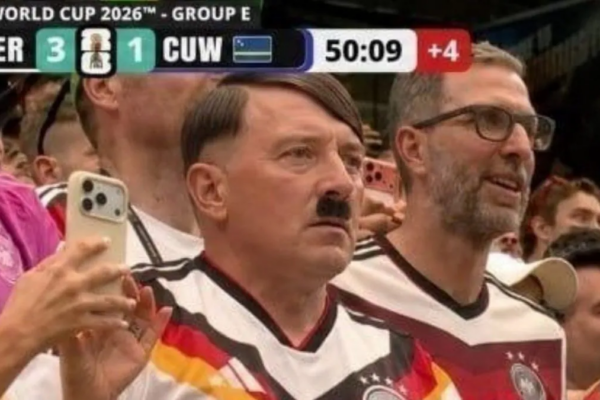 Adolf Hitler shfaqet në tribunat e Botërorit, tifoz gjerman: “Jam unë, por me fytyrë të manipuluar…”