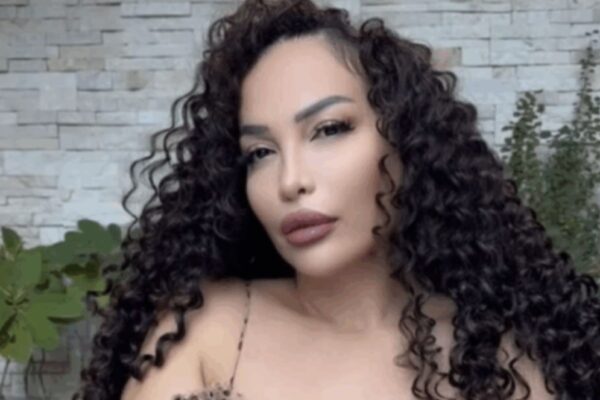 Rovena Stefa bëhet këngëtarja e parë shqiptare që bën këtë veprim