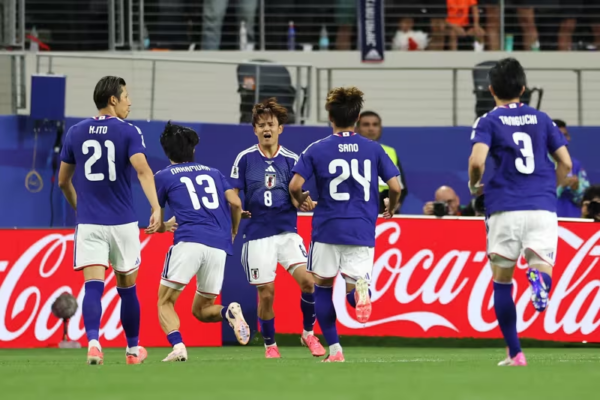 Spektakël në Dallas, Holanda barazon me Japoninë